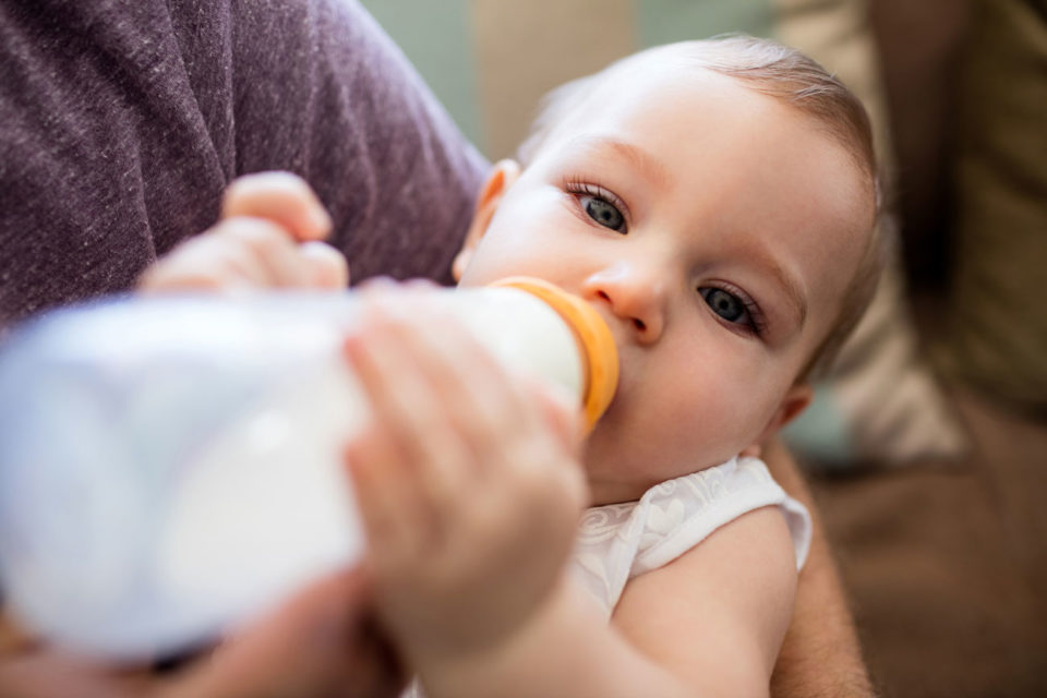 Biberons en verre ou en plastique lesquels choisir pour bébé
