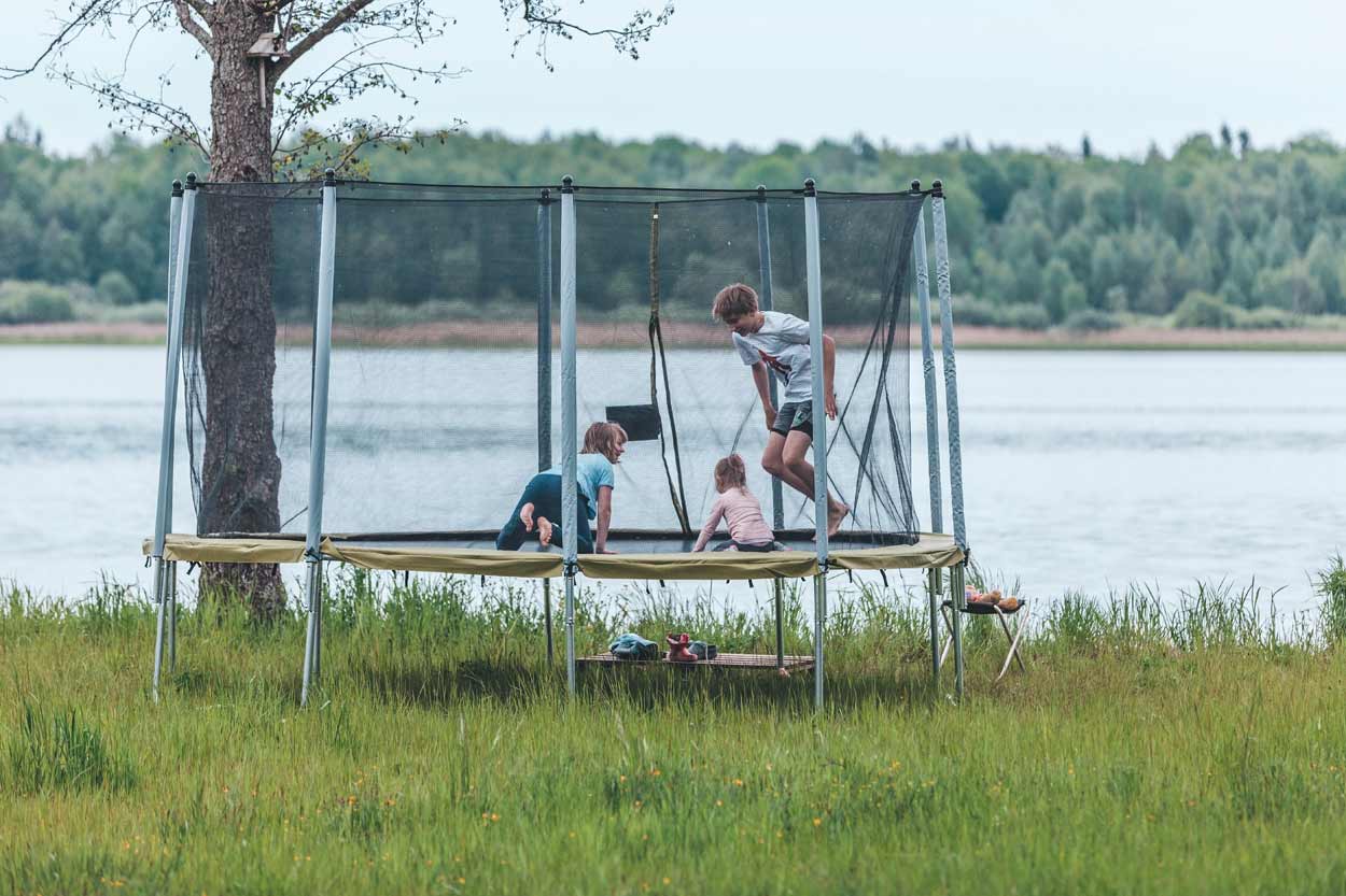 un trampoline dans le jardin