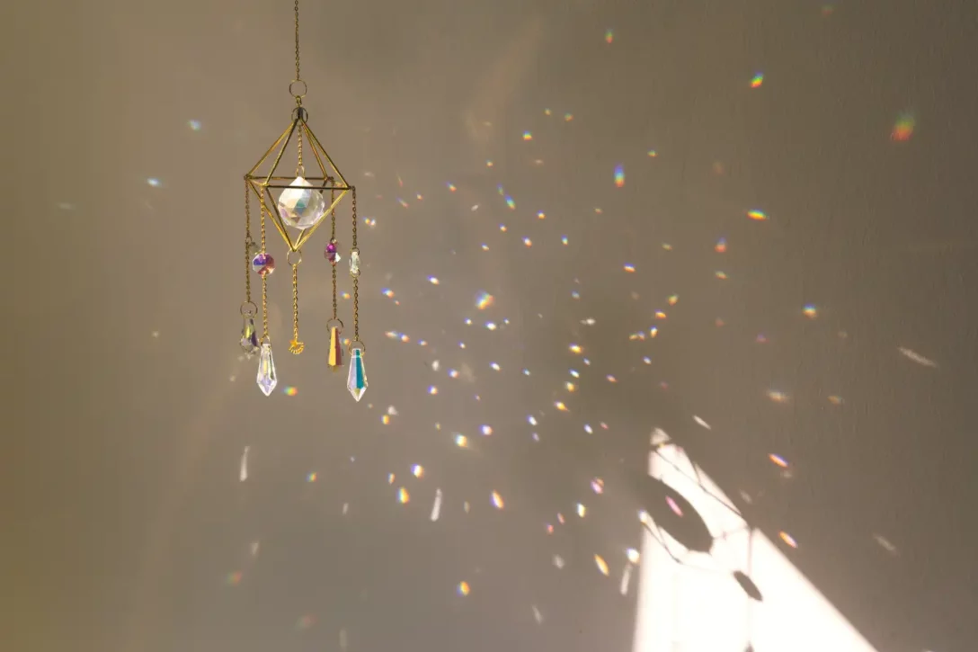 Suncatchers et sécurité : comment embellir la chambre de bébé sans compromis