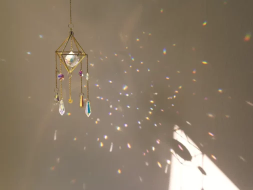 Suncatchers et sécurité : comment embellir la chambre de bébé sans compromis